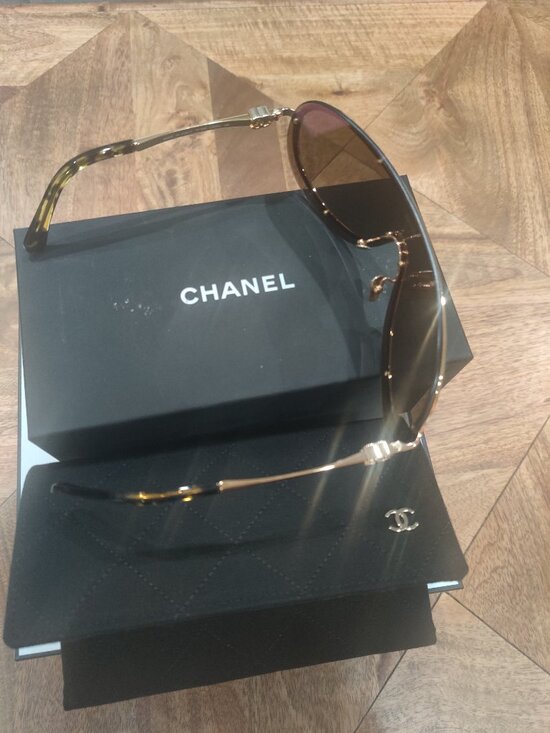 CHANEL sunglassed New